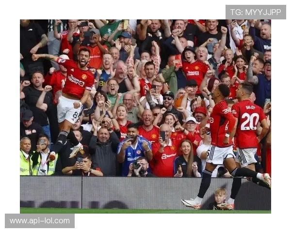 曼联球迷高歌庆祝德比胜利，老特拉福德沸腾