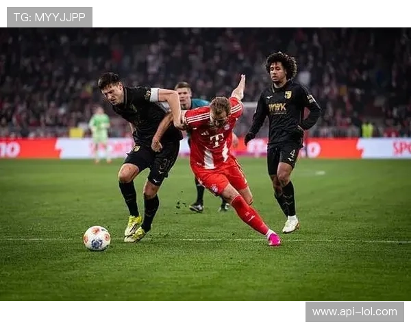 终场哨响,奥格斯堡球员相拥庆祝终结拜仁不败金身 终场哨响,奥格斯堡球员相拥庆祝终结拜仁不败金身